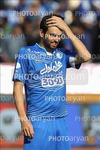 <span style='background: #33747a;box-shadow: 2px 3px 5px black;font-weight: 300;font-size: 10px;border-radius: 2px;margin: 2px;color: #fff;padding: 2px 5px;font - size: 10px;line - height: 22px; '>لئوناردو پادوانی</span> 