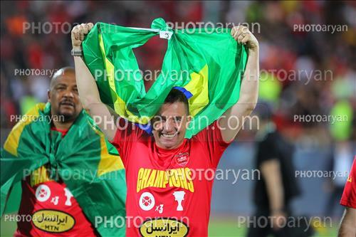 <span style='background: #33747a;font-weight: 300;font-size: 10px;box-shadow: 2px 3px 5px black;border-radius: 2px;margin: 2px;color: #fff;padding: 2px 5px;font - size: 10px;line - height: 22px; '>پپه لوسادا</span> <span style='background: #33747a;font-weight: 300;font-size: 10px;box-shadow: 2px 3px 5px black;border-radius: 2px;margin: 2px;color: #fff;padding: 2px 5px;font - size: 10px;line - height: 22px; '>ولسلی ننکا Welesley Neneca</span> 