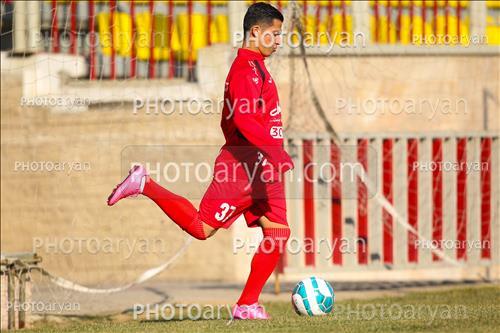 <span style='background: #33747a;box-shadow: 2px 3px 5px black;font-weight: 300;font-size: 10px;border-radius: 2px;margin: 2px;color: #fff;padding: 2px 5px;font - size: 10px;line - height: 22px; '>حمید طاهرخانی</span> 