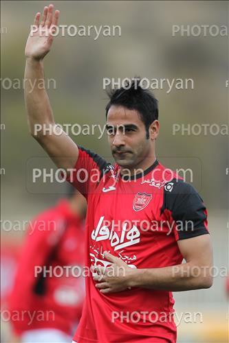 <span style='background: #33747a;box-shadow: 2px 3px 5px black;font-weight: 300;font-size: 10px;border-radius: 2px;margin: 2px;color: #fff;padding: 2px 5px;font - size: 10px;line - height: 22px; '>شهاب کرمی</span> 